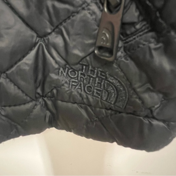 The North Face Quilted Zip Vest with elastic waistband and zipper pockets size M - Picture 5 of 15